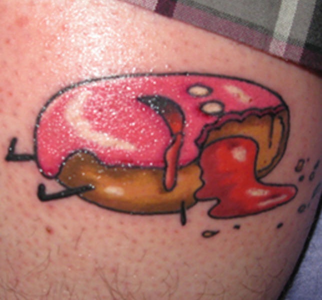 Lustiges Tattoo von totem Krapfen mit als Blut gestaltetem Gelee