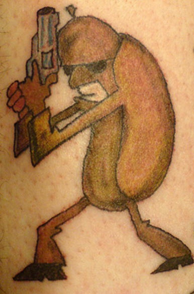 Tatuaje de un hotdog con pistola
