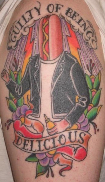 Ungewöhnliches Tattoo mit lebendigem Hotdog und Inschrift &quotGuilty for being delicious"