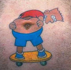 Tattoo mit als Hinten von Bart Simpson gestaltetem Bauchnabel
