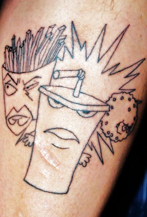 el tatuaje de la comida rápida con la cara amenazadora