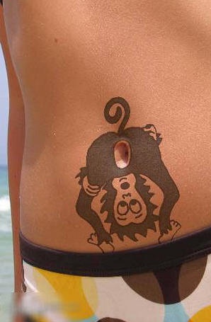el tatuaje gracioso en el ombligo del culo del mono
