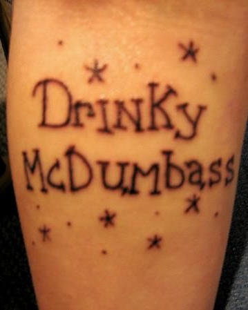 Tattoo mit Inschrift &quotDrinky McDumbass"