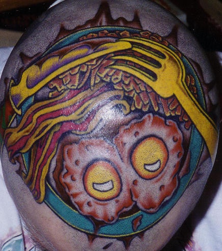 Tattoo von als Essen gestaltetem Gehirn auf dem Kopf