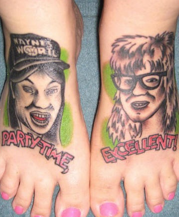 Tattoo mit Waynes World an beiden Füßen
