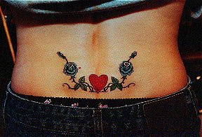 tatuaje en el bajo de la espalda del diseño de corazón con rosas negras