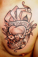 el tatuaje de jugador No jueges con el amor con cuatro ases y dados