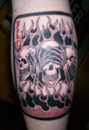 tatuaje de trés cráneos en estilo de monos sabios en llamas