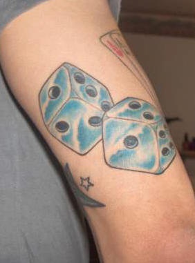Dado blu tatuaggio sul braccio