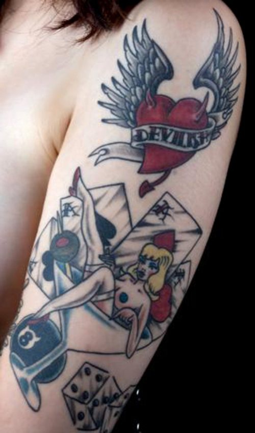 Ragazza in bicchiere con cuore rosso tatuaggio sul braccio