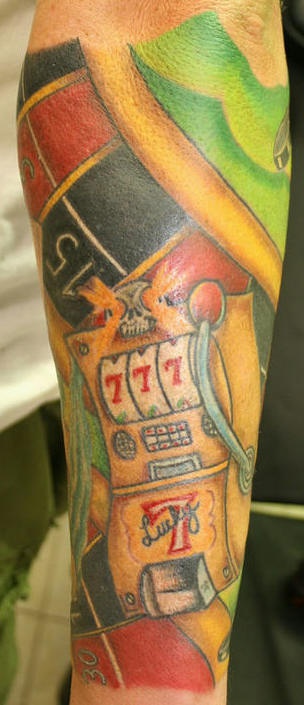 Rouletta colorata tatuaggio sul braccio