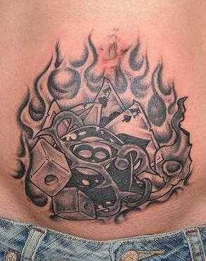 el tatuaje en el ombligo de los instrumentos del demonio en el fuego