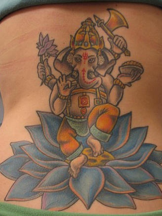 tatuaje de Ganesha bailando en la flor de loto azul