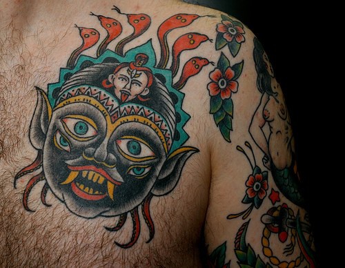 tatuaje colorido de la cara del demonio indio