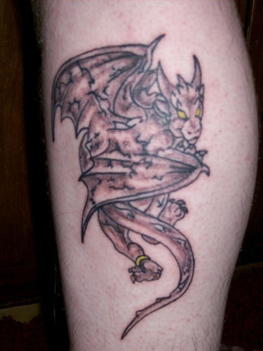 Steinerne Gargoyle krabbelt Tattoo