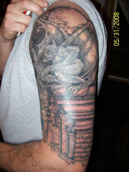 tatuaje en el brazo de gárgola en el cementerio