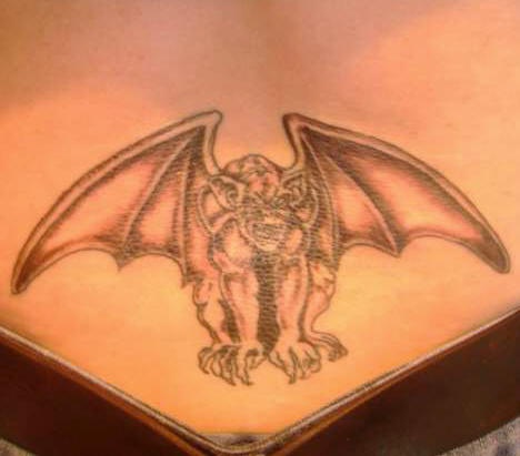 tatuaje en el bajo de la espalda de gárgola