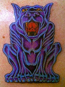 Gurgula viola con testa di cane tatuaggio
