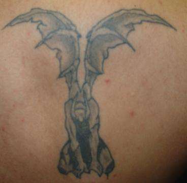 tatuaje de gárgola con alas