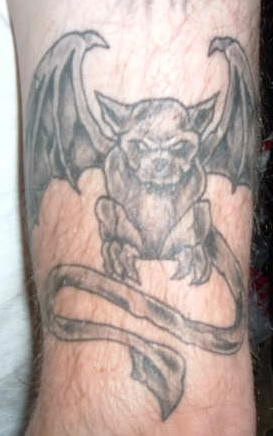 tatuaje en tinta negra de gárgola diablillo
