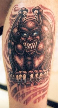 Steinere Gargoyle mit scharfen Zähnen Tattoo