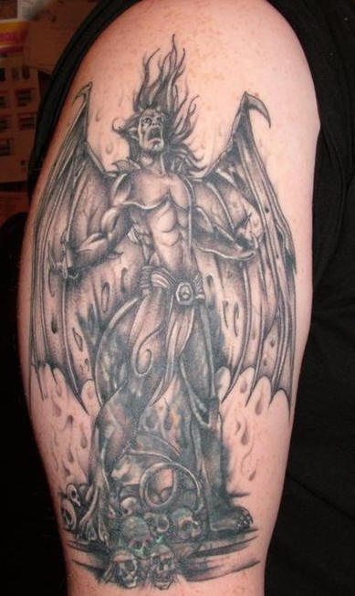 tatuaje de príncipe vampiro con alas