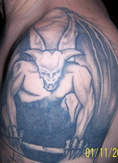 Le tatouage de la gargouille démon de l&quotobscurité