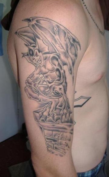 Gurgula sorridendo tatuaggio sul braccio