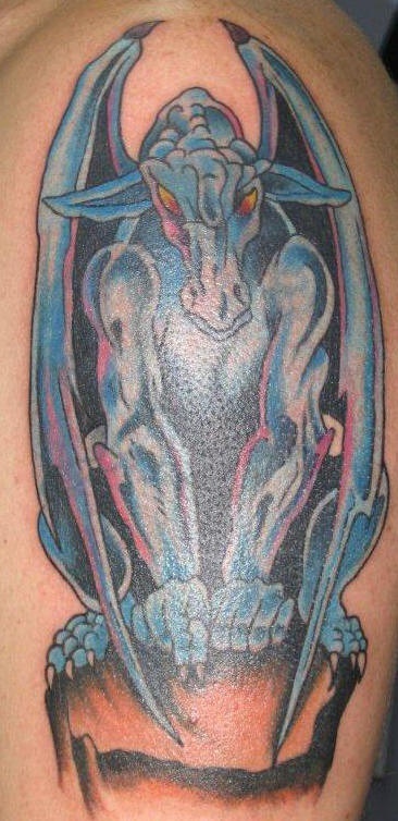 Gurgula con testa di pecora tatuaggio blu