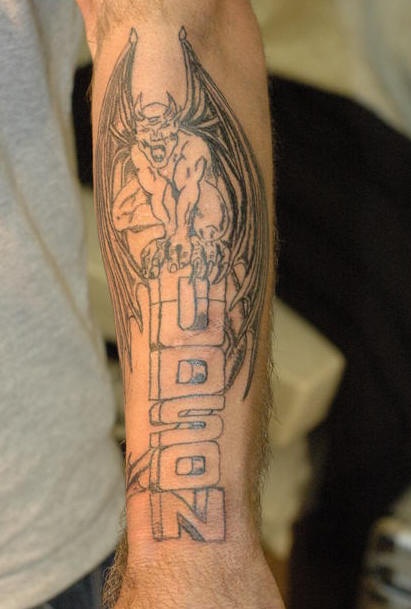 Gurgula hudson sul braccio tatuaggio