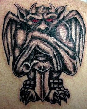 tatuaje de gárgola con ojos rojos y con espada