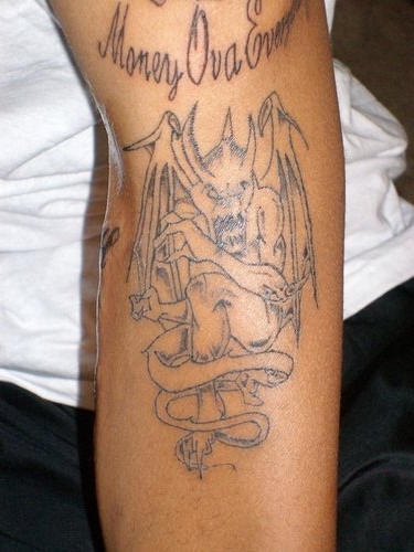 Gehörnte Gargoyle in schwarzer Tinte Tattoo