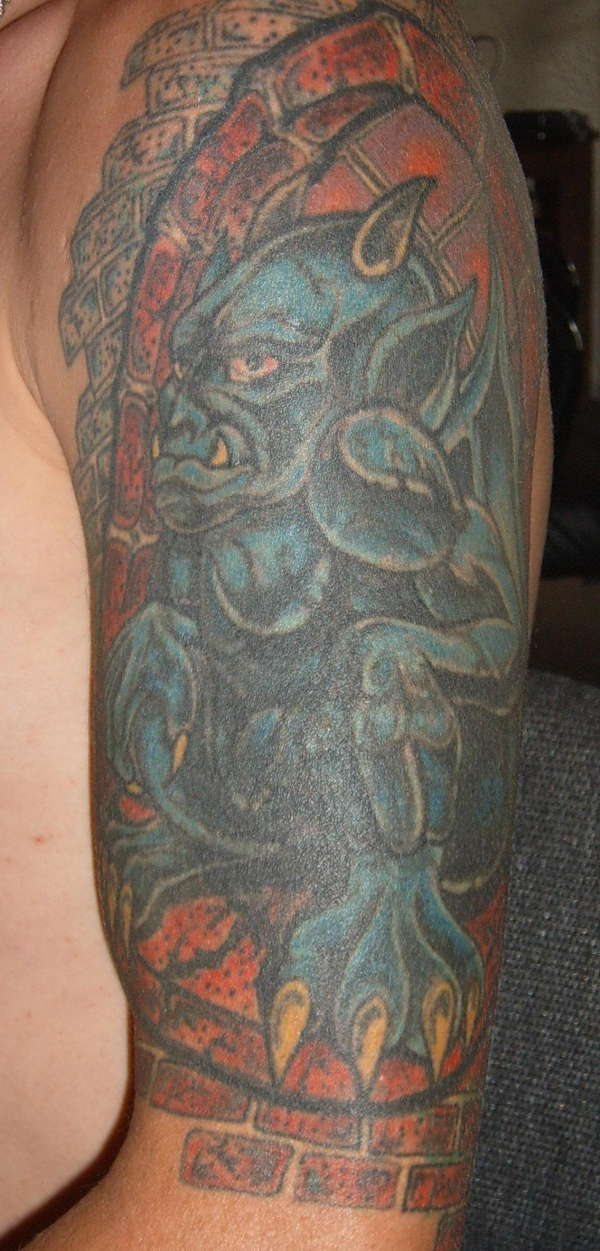Blaue Gargoyle in Fenster Tattoo