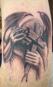 Diavoletto con croce tatuaggio