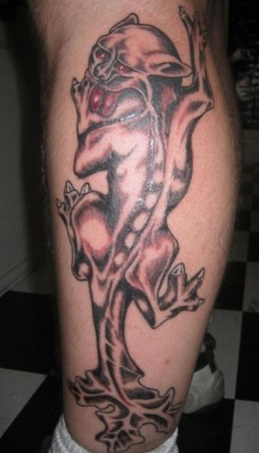 Gargoyle tatuaggio sulla gamba