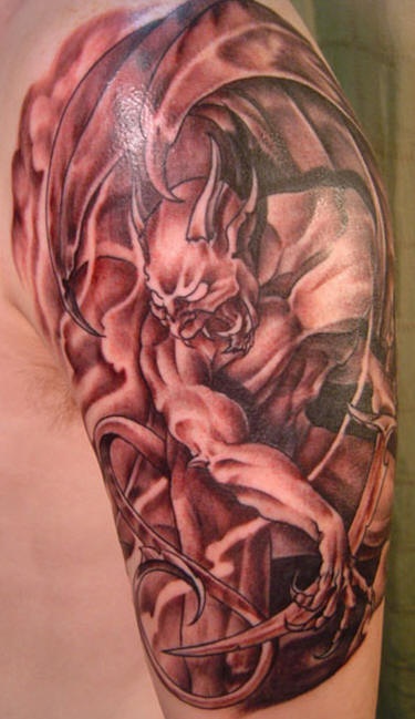 Demone realistico tatuaggio rosso sulla spalla