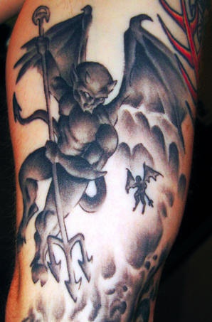 Diavoletto in volo tatuaggio nero
