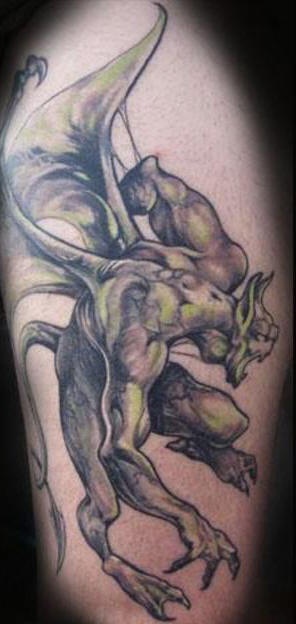 Gargoyle in volo tatuaggio nero