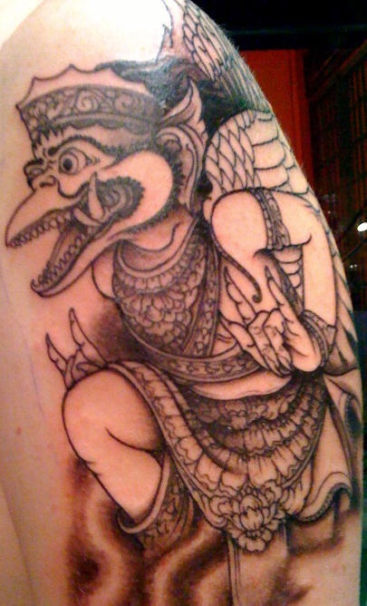 tatuaje en tinta negra de demonio Garuda