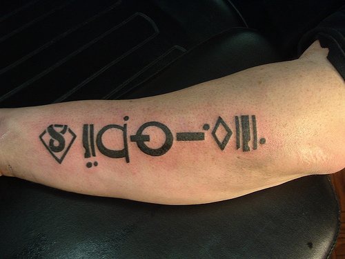 tatuaje negro de símbolos Geek