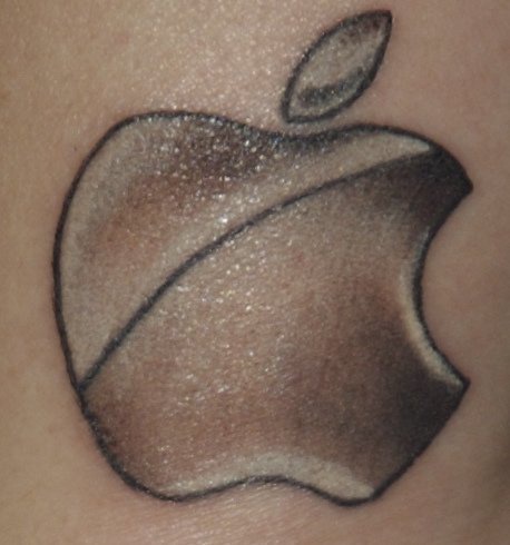 tatuaje del logo de plata de Apple