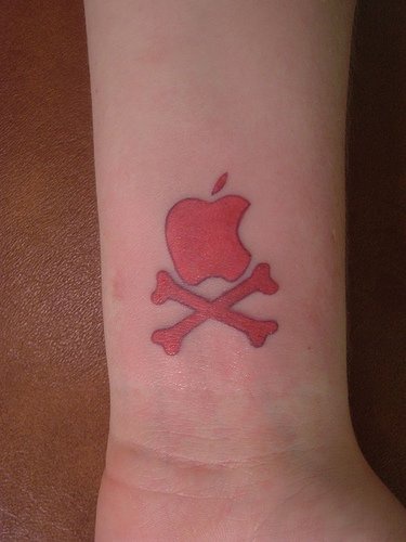 Apple-Logo und Knochen Tattoo am Handgelenk