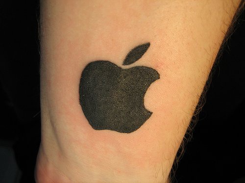 tatuaje negro del logo de Apple