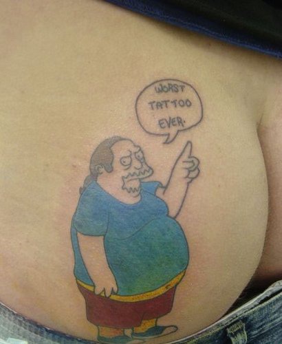 Tatuaje  en las nalgas del comics del tipo vendedorl de los Simpson