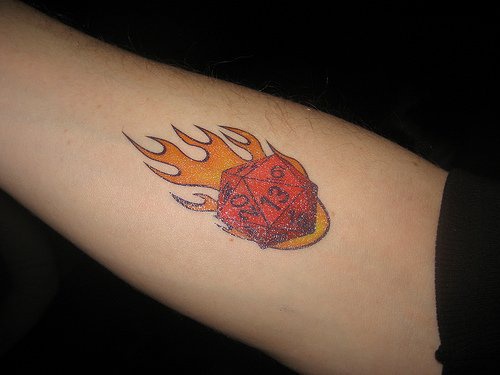 tatuaje colorido del juego de dados en llamas
