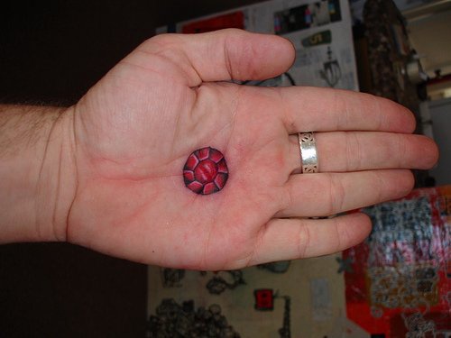 tatuaje en la palma de la mano en color de Geek