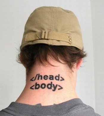 Web Sprache Kopf und Körper kluges Tattoo am Hals