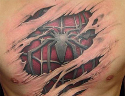 Tatuaje de piel rasgada con traje del último Spiderman
