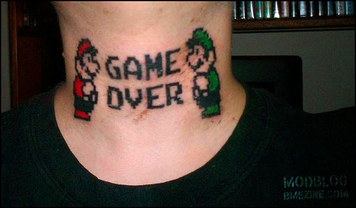 Le tatouage de Game over avec Mario et Luigi sur le cou