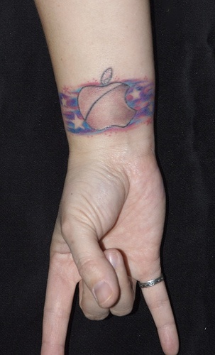 tatuaje colorido del brazalete con logo Apple